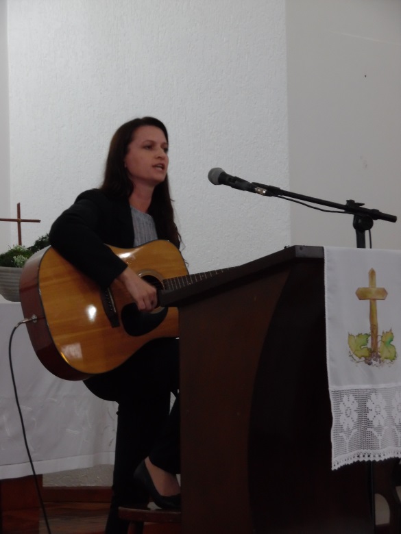 Rosi cantando em Panambi Norte